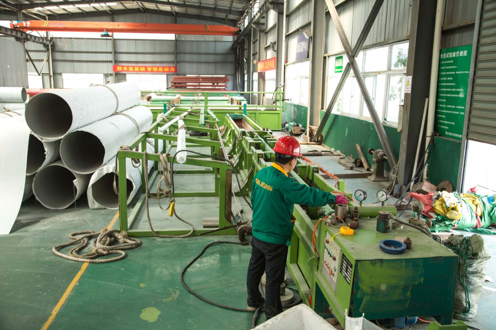 不銹鋼焊管車(chē)間一角